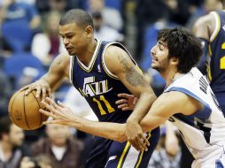 El base español Ricky Rubio (izq) consigue un doble-doble en el juego. AP /