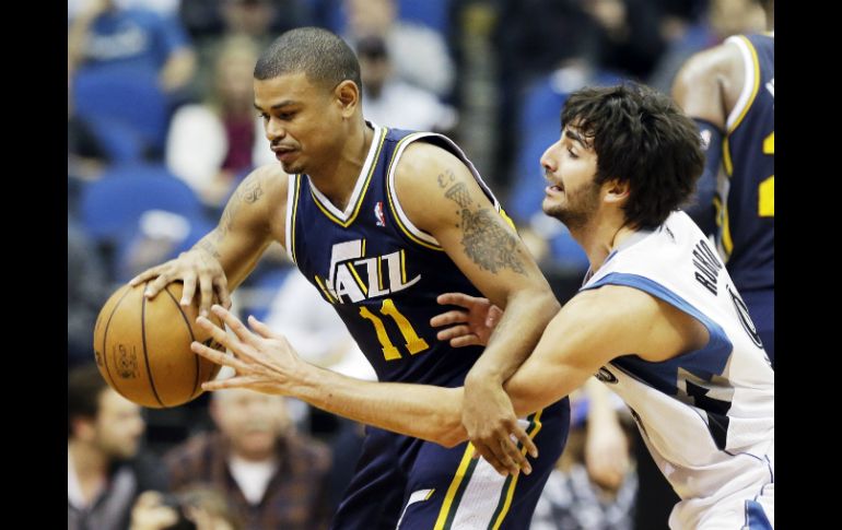 El base español Ricky Rubio (izq) consigue un doble-doble en el juego. AP /