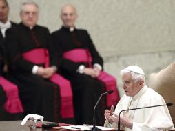 El papa Benedicto XVI interviene durante la reunión que celebró en el Aula Pablo VI con los sacerdotes de la diócesis de Roma. EFE /