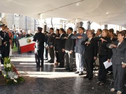 El alcalde tapatío (c) comenzó su día rindiendo un par de guardias de honor.  /