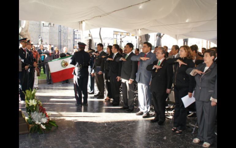 El alcalde tapatío (c) comenzó su día rindiendo un par de guardias de honor.  /