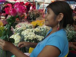 Las personas suelen gastar de 60 a 500 pesos en flores este día. ARCHIVO /