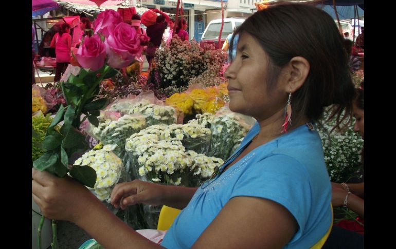 Las personas suelen gastar de 60 a 500 pesos en flores este día. ARCHIVO /