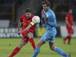 El capitán del Liverpool, Steven Gerrard (i), intenta un disparo frente al jugador del Zenit. EFE /