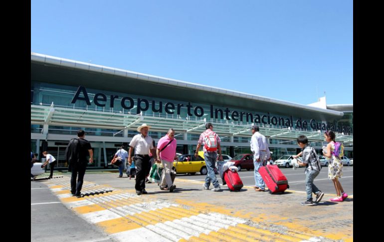 También buscan que se liberen los terrenos que se requieren para la segunda pista de la terminal tapatía. ARCHIVO /