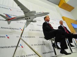 El presidente de US Airways, Doug Parker (i), y el responsable de American Airlines, Tom Horton, dan una rueda de prensa conjunta. EFE /