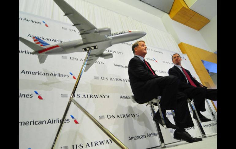 El presidente de US Airways, Doug Parker (i), y el responsable de American Airlines, Tom Horton, dan una rueda de prensa conjunta. EFE /