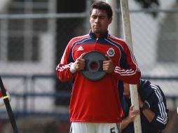 Arauajo realiza ejercicios de fuerza durante el entrenamiento de Chivas en Verde Valle. MEXSPORT /