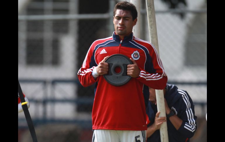 Arauajo realiza ejercicios de fuerza durante el entrenamiento de Chivas en Verde Valle. MEXSPORT /