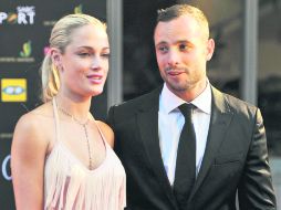 La pareja. Reeva Steenkamp y Oscar Pistorius en uno de sus múltiples eventos sobre la alfombra roja en Sudáfrica. AP /