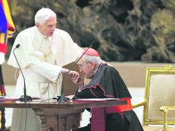 RESPETO. El cardenal Agostino Vallini besa la mano del Sumo Pontífice en la misa en la que se reunió de los clérigos romanos. AP /