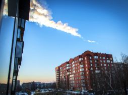 El paso del meteorito se observa sobre un edificio de departamentos. AFP /