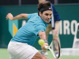 El suizo Roger Federer continúa en la lucha por defender su corona, al derrotar al holandés Thiemo de Bakker por 6-3, 6-4. AP /