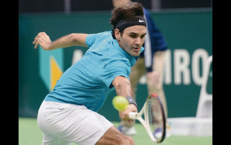 El suizo Roger Federer continúa en la lucha por defender su corona, al derrotar al holandés Thiemo de Bakker por 6-3, 6-4. AP /