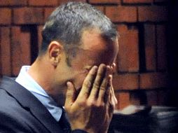 Pistorius lamenta la acusación que se le imputa sobre el asesinato de su novia. AFP /