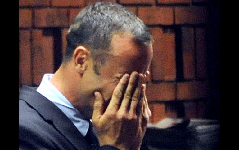 Pistorius lamenta la acusación que se le imputa sobre el asesinato de su novia. AFP /