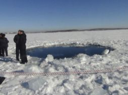 Fotografía que muestra el agujero de ocho metros que dejó el meteorito en Rusia. EFE /