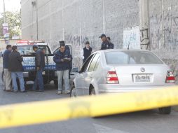 El auto en el que viajaban los hombres chocó contra un muro de contención.  /