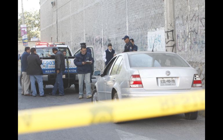 El auto en el que viajaban los hombres chocó contra un muro de contención.  /