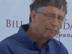 Bill Gates no pudo contener el sueño y se quedó dormido en el evento. ESPECIAL /