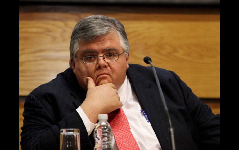 Carstens considera que aunque 2013 comienza con más optimismo respecto al futuro de la economía mundial, aún prevalecen riesgos. ARCHIVO /