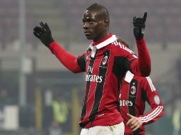 Mario Balotelli llegó a Milán y empieza a pesar en favor del cuadro rossoneri. AP /