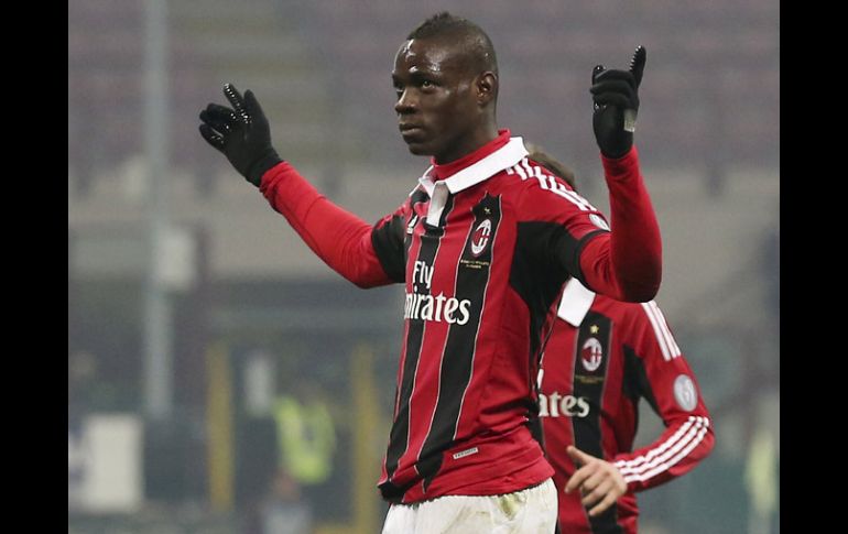 Mario Balotelli llegó a Milán y empieza a pesar en favor del cuadro rossoneri. AP /