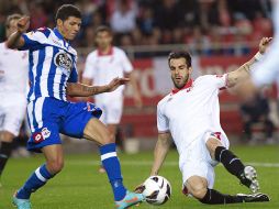 Alvaro Negredo barre para despojar del balón a un jugador del Deportivo. EFE /