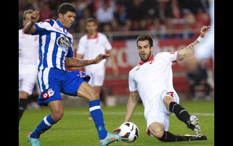 Alvaro Negredo barre para despojar del balón a un jugador del Deportivo. EFE /