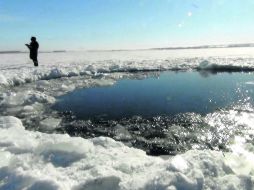 Un fragmento del aerolito que sorprendió al mundo cayó en el lago congelado Chebarkul, Rusia, donde hizo un hoyo de ocho metros. EFE /