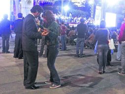 Ambiente. Rosy Ríos y Ulises López se dejaron envolver por la música y bailaron en la Plaza Liberación. EL INFORMADOR /