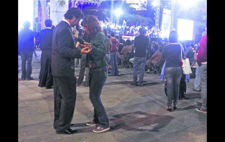 Ambiente. Rosy Ríos y Ulises López se dejaron envolver por la música y bailaron en la Plaza Liberación. EL INFORMADOR /