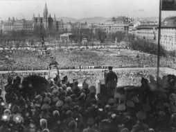 Adolfo Hitler da un discurso el 15 de marzo de 1938 a una muchedumbre en la Heldenplatz de Viena. ESPECIAL /