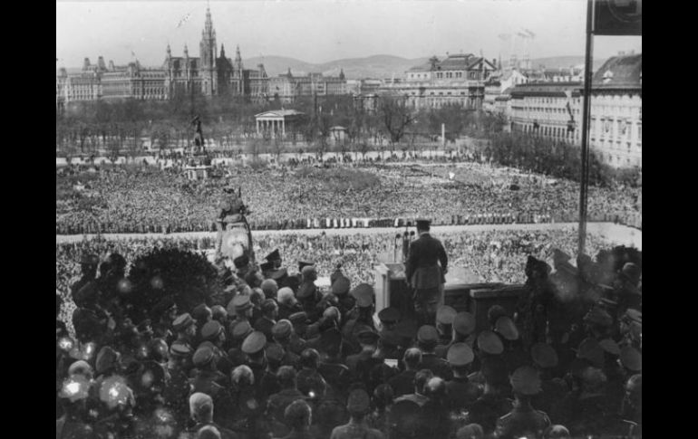 Adolfo Hitler da un discurso el 15 de marzo de 1938 a una muchedumbre en la Heldenplatz de Viena. ESPECIAL /