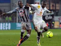 Dennis Oliech (izq) fue el autor del gol del equipo Ajaccio en el partido. AFP /