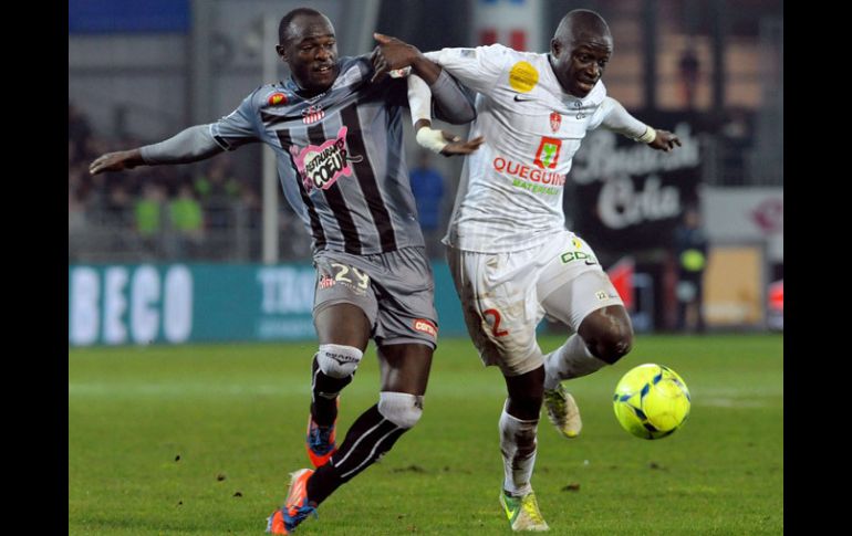 Dennis Oliech (izq) fue el autor del gol del equipo Ajaccio en el partido. AFP /