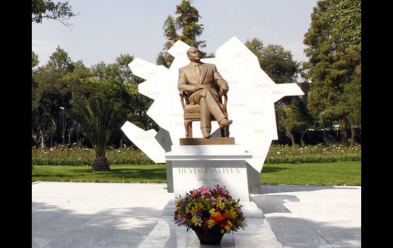 El 26 de enero, la estatua de Heydar Aliyev fue retirada del Parque de la Amistad. ARCHIVO /