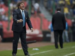 Miguel Herrera da indicaciones durante el juego que su equipo, el América empató a dos goles con Toluca. MEXSPORT /