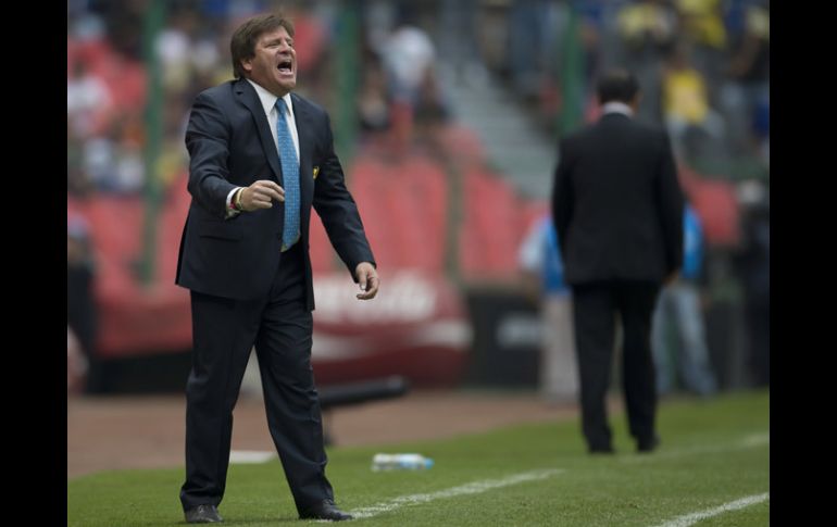 Miguel Herrera da indicaciones durante el juego que su equipo, el América empató a dos goles con Toluca. MEXSPORT /