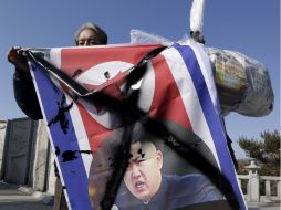 Manifestación. Un activista de Corea del Sur muestra un retrato desfigurado del líder norcoreano, Kim Jong.  /