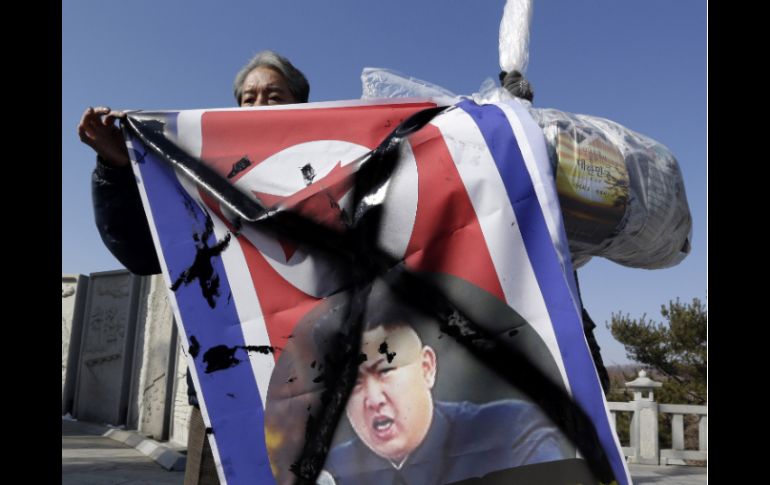 Manifestación. Un activista de Corea del Sur muestra un retrato desfigurado del líder norcoreano, Kim Jong.  /