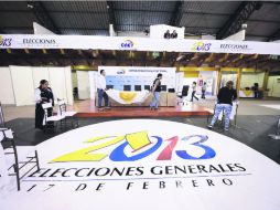 Todo listo. El Consejo Nacional Electoral ecuatoriano afina los últimos detelles previo a la jornada dominical. AFP /