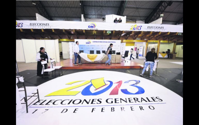 Todo listo. El Consejo Nacional Electoral ecuatoriano afina los últimos detelles previo a la jornada dominical. AFP /