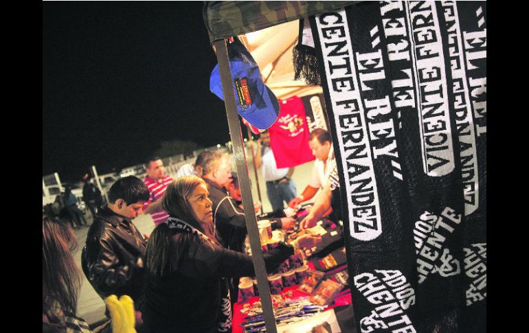 Souvenirs. Los asistentes al evento adquieren productos para recordar el último recital de ''Chente''. EL INFORMADOR /