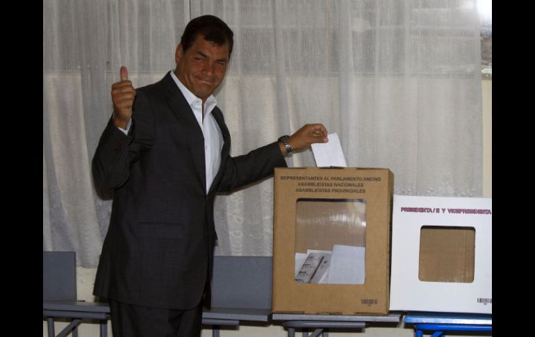 Correa se declaró emocionado tras la votación, asegurando que el ganador es Ecuador. AP /