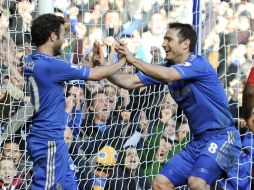 Lampard (der) y Mata (izq) fesejan uno de los goles en la victoria de Chelsea. EFE /