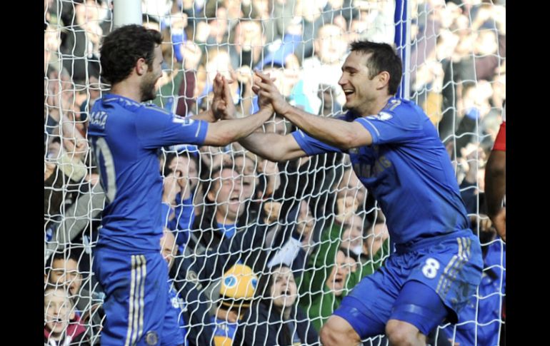 Lampard (der) y Mata (izq) fesejan uno de los goles en la victoria de Chelsea. EFE /