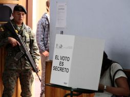 Un miembro del ejército custodia el área del voto en casilla electoral en Ecuador. AFP /