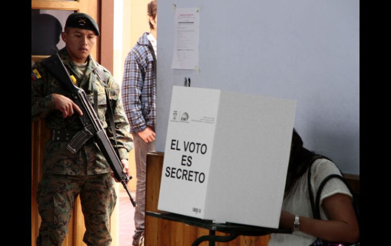 Un miembro del ejército custodia el área del voto en casilla electoral en Ecuador. AFP /