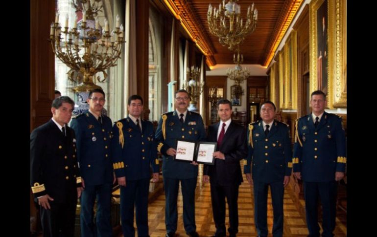 El Presidente de México junto a miembros del Estado Mayor. ESPECIAL /